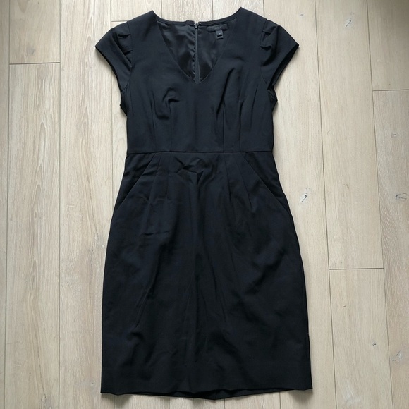 J. Crew Dresses & Skirts - J. Crew Cap Sleeve V Neck Dress in Black Size 4P